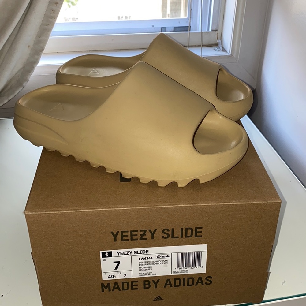 YEEZY SLIDES